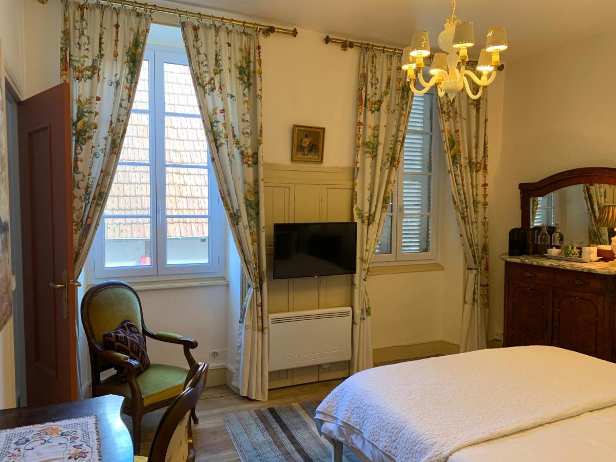 La Grenouille Noire Hotel Marcillat-en-Combraille Bagian luar foto