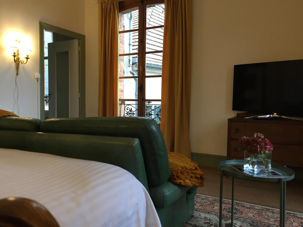 La Grenouille Noire Hotel Marcillat-en-Combraille Bagian luar foto